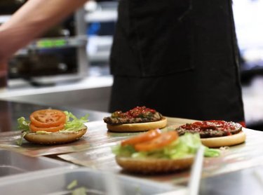 case-person-fra-burger-king-laver-burgere-der-endnu-ikke-er-samlet