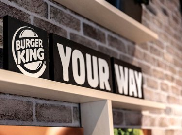 case-skilt-med-burger-kings-logo-står-på-hylde